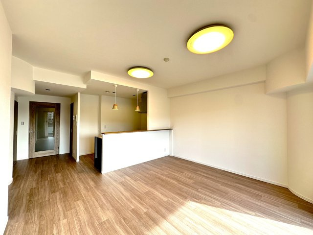 エルザタワー55の居間・リビング|洗練されたデザインと広がる開放感が一体となった空間は、日々の暮らしにさりげない特別な彩りを添え、心安らぐ時間を演出します。