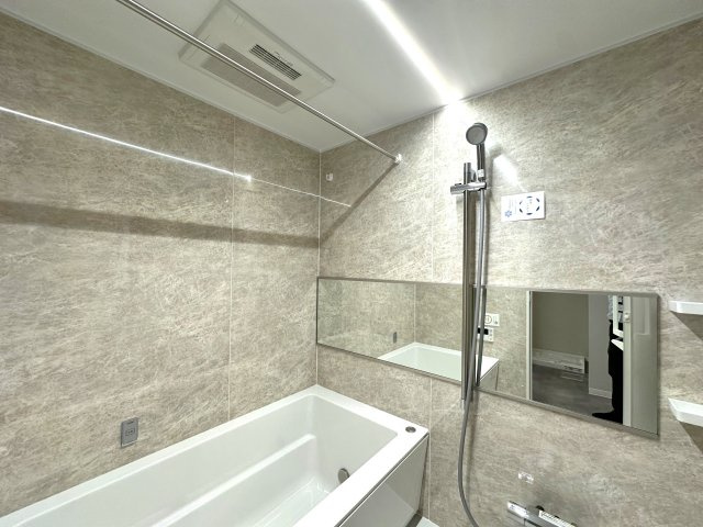 エルザタワー55の浴室|家族みんなの疲れをやさしく包み込む、広々とした癒しのバスルーム。ゆったりとくつろげる空間で、日々のストレスもすっと解きほぐされる、心身ともにリラックスできるひとときをお届けします。