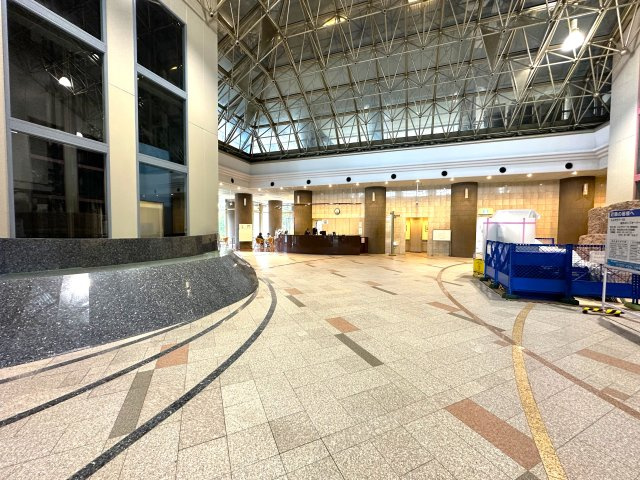 エルザタワー55のロビー|広々とした明るいロビーは、陽光が差し込む心地よい空間を演出し、訪れる人の心をやさしく和ませます。待ち合わせやくつろぎの時間にもふさわしい、上質で優雅なエントランスです。