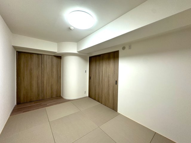 エルザタワー55の和室|窓からやわらかく差し込む光と、伝統的な和のしつらえが調和するこの和室は、四季折々の美しさを感じさせてくれます。日々の疲れを癒し、リラックスしたい時には自然と足が向かう、心安らぐ特別な空間です。