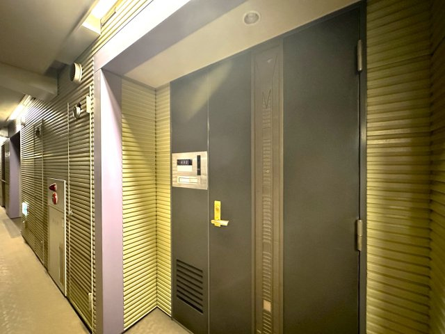 エルザタワー55のエントランス|上質感漂うエントランスが、家族の帰宅をやさしく迎え、日常をちょっと特別に彩ります。