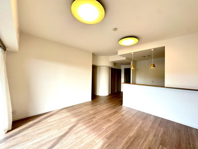 エルザタワー55の居間・リビング|窓から差し込む柔らかな陽光が空間を優しく満たし、リビングダイニングに自然な広がりを生み出します。ここで過ごす時間が、何気ない日常を“ちょっと特別”に変えてくれる──そんな温もりあふれる住まいの中心です