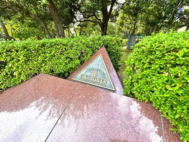 エルザタワー55のエントランス|訪れる人をやさしく迎え、住まう人には心地よい高揚感を。洗練されたエントランスが、毎日の“ただいま”を少しだけ特別にします。