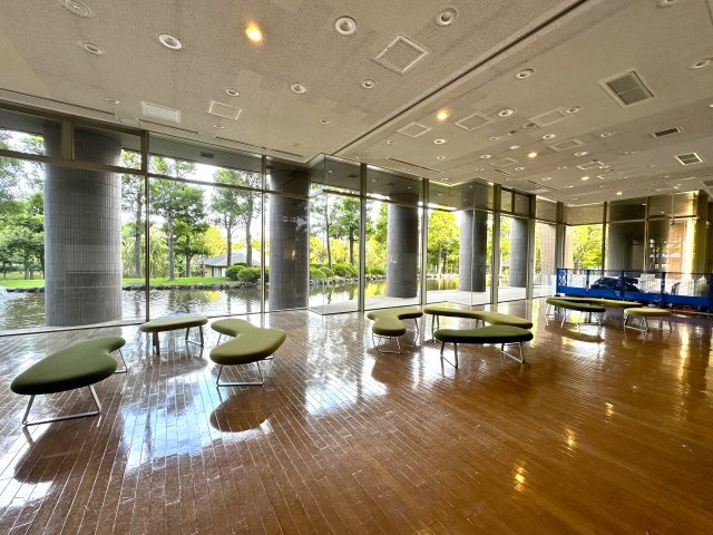 エルザタワー55のその他共用部分|洗練されたデザインとゆとりある空間が見事に調和したロビーは、住まう方だけでなく訪れる人々までも上質に迎え入れます。まるでホテルのラウンジのような落ち着きと品格が、日常の始まりを優雅に演出してくれます。