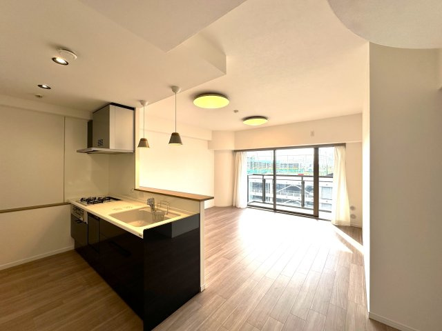 エルザタワー55の居間・リビング|落ち着いた品格ある内装と広々としたゆとりの空間が融合したリビングは、家族の安らぎの場となり、食事や団らんの時間を一層豊かに彩ります。