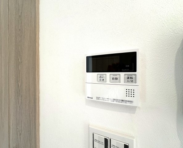 エルザタワー55の発電・温水設備|ワンタッチ操作でお湯張りや追い焚きができるオートバスは、忙しい日々の中でも快適なバスタイムをサポート。湯温の調整や保温も自動で行えるため、いつでもちょうどいい温かさのお風呂が待っています。