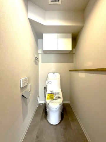 エルザタワー55のトイレ|最新設備を備えたトイレは、快適性とスタイリッシュさを兼ね備えた空間。清潔感のある美しい内装とすっきりとしたデザインが、暮らしに心地よさをプラス。清潔・快適・美しさが調和した、上質なトイレ空間です。