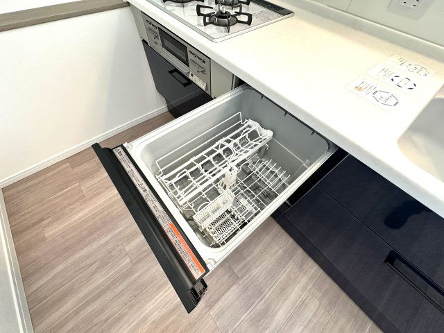 エルザタワー55のキッチン|面倒な後片付けは食洗機におまかせ。空いた時間には、ソファでテレビを観ながらゆったりひと息。家事の負担を減らして、毎日に小さな余裕と心地よさをもたらします。