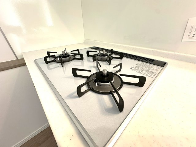 エルザタワー55のキッチン|3口ガスコンロで、同時調理もスムーズに。忙しい毎日にうれしい機能です。ガラストップコンロはスタイリッシュなデザインで、掃除が簡単、汚れがつきにくいなどのメリットがあります。