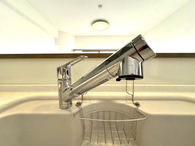 エルザタワー55のキッチン|浄水機能付きの水栓は、安心でおいしい水がすぐ使える便利な設備。ハンドシャワーで使い勝手もよく、毎日の家事が快適になります。使い勝手と衛生面を両立した設計が、毎日の家事に小さな心地よさと楽しさをプラス。