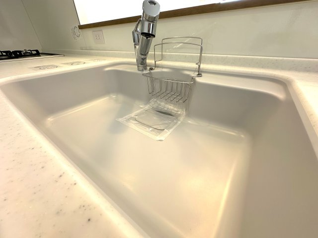 エルザタワー55のキッチン|人工大理石のシンクは天板とシンクが同じ素材の為、つなぎ目がなく汚れにくい造りになっております。