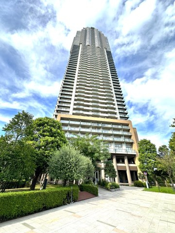 エルザタワー55の外観|凛とした佇まいが街並みに存在感を放つタワーレジデンスは家族を迎える誇り高い表情を見せます。重厚感とモダンデザインが調和した外観が、住まう誇りを深めます。