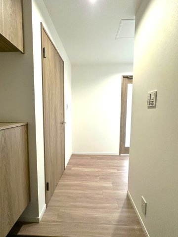 エルザタワー55の玄関|落ち着いたデザインと広々とした空間が調和する玄関は、住まう人を温かく迎え入れます。毎日の出発と帰宅を心地よく包み込み、日常に上質なひとときをもたらしてくれる場所です。