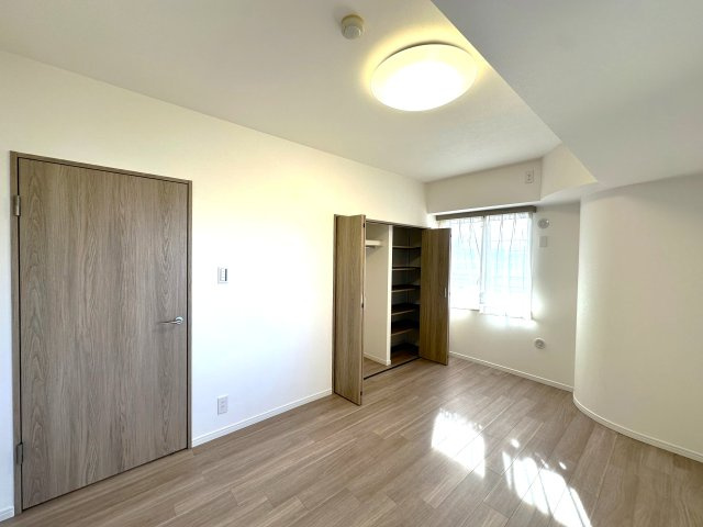 エルザタワー55の洋室|クローゼットを備えた機能的な洋室。収納力に優れ、すっきりと整った空間を保ちやすく、住まい全体の心地よさを高めてくれます。