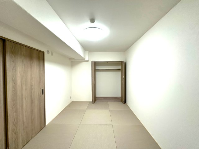 エルザタワー55の和室|畳の香りがふんわり漂い、やわらかな自然光が差し込む和室は、日常の喧騒から解放される癒しの空間です。客間としても、お昼寝スペースとしても最適で、家族や訪れる人を温かく迎え入れます。