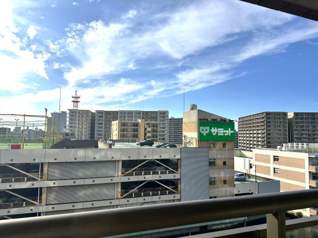 エルザタワー55の展望|窓越しに広がる風景が、暮らしのリズムに優しく寄り添います。空の移ろい、そよぐ風、遠くの街灯りが日常に静かな豊かさと安らぎをもたらしてくれます。