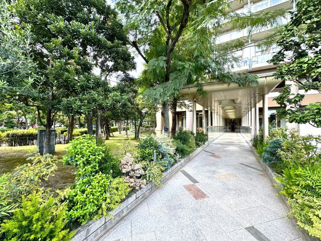 エルザタワー55のエントランス|ふと足を止めて深呼吸したくなる、そんな静けさと美しさに包まれたエントランス。柔らかな光と素材のぬくもりが、毎日の帰宅を心ほぐれるひとときに変えてくれます。