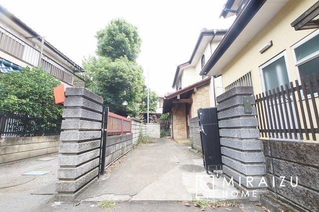 【外観】 | 《建物解体前の写真》陽の光をたっぷりと浴びながら気持ち良く生活が出来ます。見学・ご相談等、お気軽にご連絡下さい。