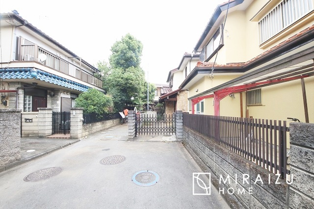 【前面道路含む現地写真】 | 《建物解体前の写真》陽の光をたっぷりと浴びながら気持ち良く生活が出来ます。見学・ご相談等、お気軽にご連絡下さい。