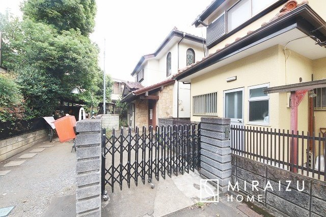 【外観】 | 《建物解体前の写真》陽の光をたっぷりと浴びながら気持ち良く生活が出来ます。見学・ご相談等、お気軽にご連絡下さい。