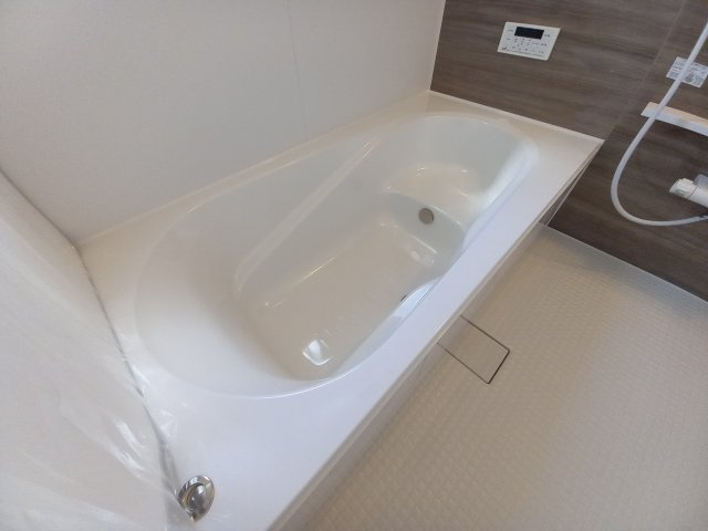 【小名浜大原1期／2号棟】ご成約特典として人気家電プレゼント中です！の浴室|同施工　◆ユニットバスの写真です◆　毎日の疲れを癒す広々とした浴室は、足を伸ばしてゆっくりとくつろげます♪　音楽を聴いたり、自分だけの特別な時間に・・・♪半身浴にピッタリですね♪