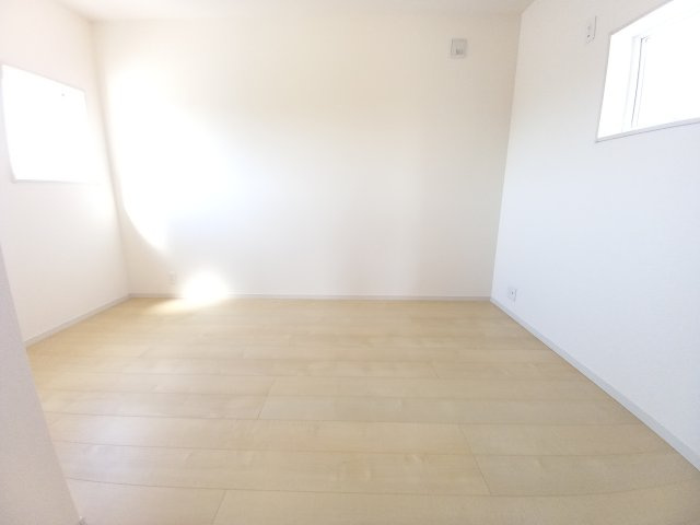 【小名浜大原1期／2号棟】ご成約特典として人気家電プレゼント中です！の洋室|同施工◆居室の写真です◆　柔らかい陽光が差し込む明るいお部屋を演出☆　使い勝手の良い間取りなので、ご家族の状況の変化にも耐えられますね。