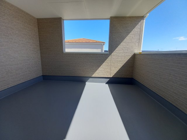 【小名浜大原1期／2号棟】ご成約特典として人気家電プレゼント中です！のバルコニー|同施工◆バルコニーの写真です◆　
洗濯物から布団まで一度にたくさん干せて便利です♪
眺めのよいバルコニーで、あなただけのリラックスタイムを☆