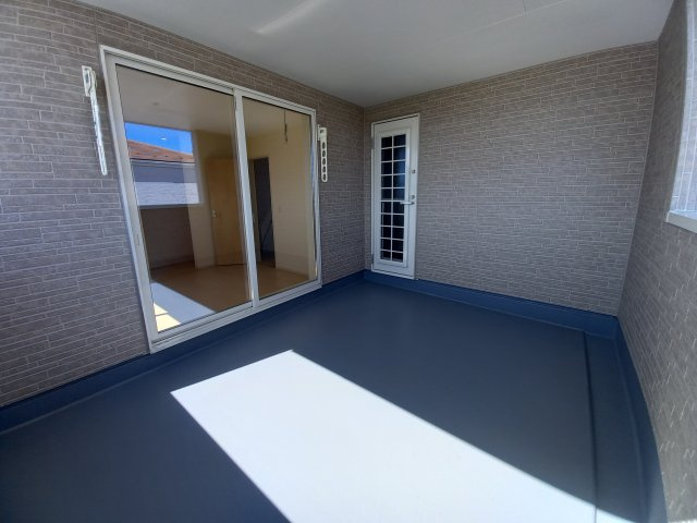 【小名浜大原1期／2号棟】ご成約特典として人気家電プレゼント中です！のバルコニー|同施工◆バルコニーの写真です◆　お布団など大きいものも、充分に干せる広さがございます。人気のベランピングも楽しめる広さ！自宅のアウトドア空間でゆったり過ごせます。