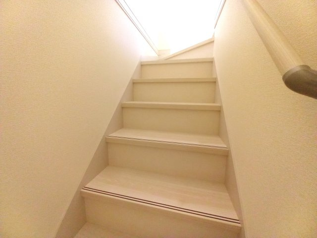 【小名浜大原1期／2号棟】ご成約特典として人気家電プレゼント中です！の内装|同施工　◆階段の写真です◆　
階段は家族がほぼ毎日通る動線の為、安全上の配慮が必要です！
階段は手すり付きなので、小さなお子様からご年配の方まで安心ですね♪




