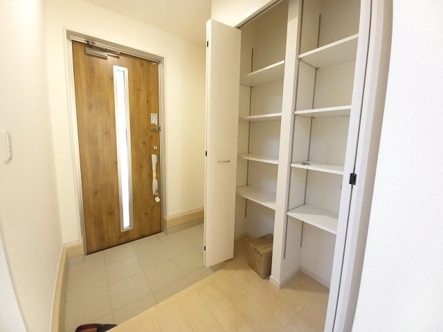 【小名浜大原1期／2号棟】ご成約特典として人気家電プレゼント中です！の玄関|同施工◆玄関の写真です◆
広々玄関で人の出入りが楽！　シューズボックスは収納力たっぷりで、整理整頓も楽ちんですね。お洒落な玄関はお客様からも喜んでいただけそうです！！