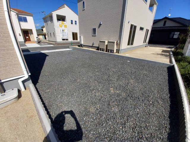 【小名浜大原1期／2号棟】ご成約特典として人気家電プレゼント中です！の駐車場|同施工　◆カースペースの写真です◆
陽当りの良い駐車場は週末の洗車も快適です♪お車の他にも、自転車をとめられそうなスペースもございます。
