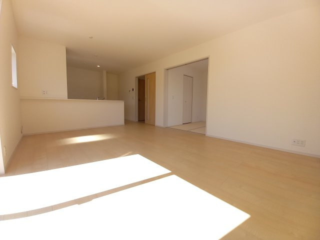 【小名浜大原1期／2号棟】ご成約特典として人気家電プレゼント中です！の居間・リビング|同施工◆リビング写真です◆木の温もりがやさしいフローリングは安らぎをもたらすプライベート空間♪大きな窓のあるリビングは、陽光あふれる明るく居心地も良くご家族皆がゆったり寛げる憩いの空間となりそうです
