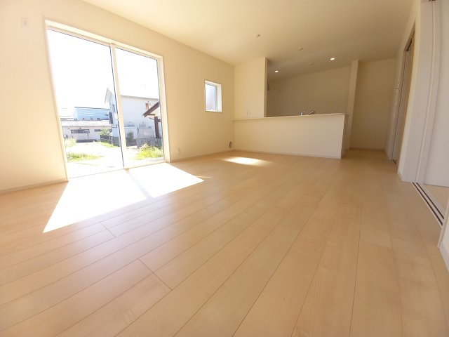 【小名浜大原1期／2号棟】ご成約特典として人気家電プレゼント中です！の居間・リビング|同施工　◆リビングの写真です◆　ホームパーティーも盛り上がりそうなおしゃれなリビング♪　広いリビングで快適に、ゆったりと過ごせますね♪