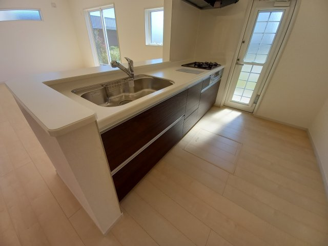 【小名浜大原1期／2号棟】ご成約特典として人気家電プレゼント中です！のキッチン|同施工◆キッチンの写真です◆　デザイン性と機能性を兼ね備えたキッチンです。　収納力も大満足◎　対面式キッチンは、家族の会話が途切れませんね♪


