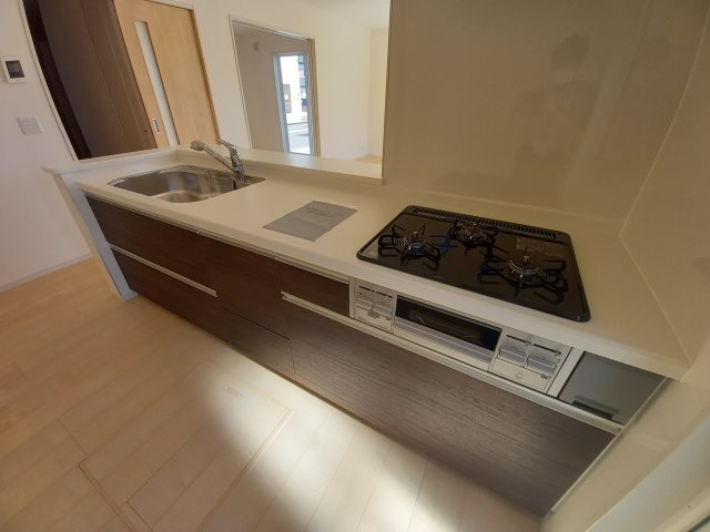 【小名浜大原1期／2号棟】ご成約特典として人気家電プレゼント中です！のキッチン|同施工◆キッチンの写真です◆　デザイン性と機能性を兼ね備えたキッチンです。　対面式キッチンは、家族の会話が途切れませんね♪
