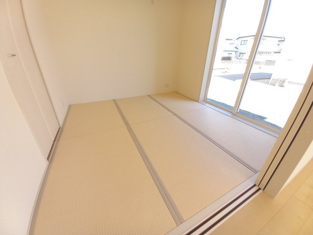 【小名浜大原1期／2号棟】ご成約特典として人気家電プレゼント中です！の和室|同施工◆和室の写真です◆　お泊りに来た親戚や来客時、ちょっと横になりたい時にあると便利です♪　和の雰囲気が心を落ち着かせてくれますね♪