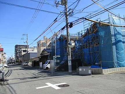 広島市西区新庄町　新築一戸建て(全2棟)の前面道路含む現地写真