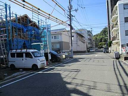 広島市西区新庄町　新築一戸建て(全2棟)の前面道路含む現地写真