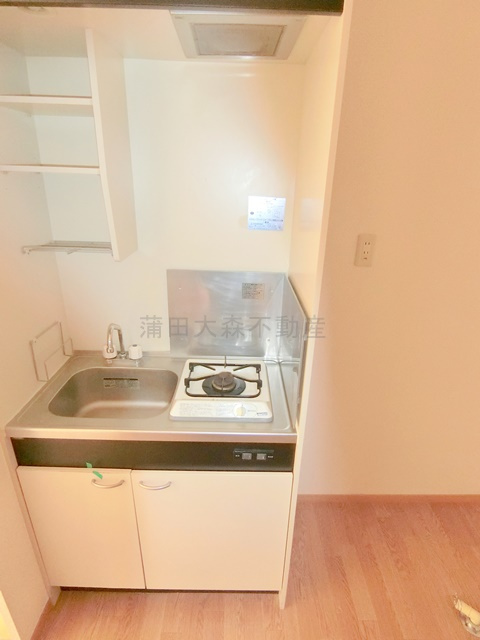 ドエルヤマキのキッチン|ガスコンロキッチンと冷蔵庫置き場