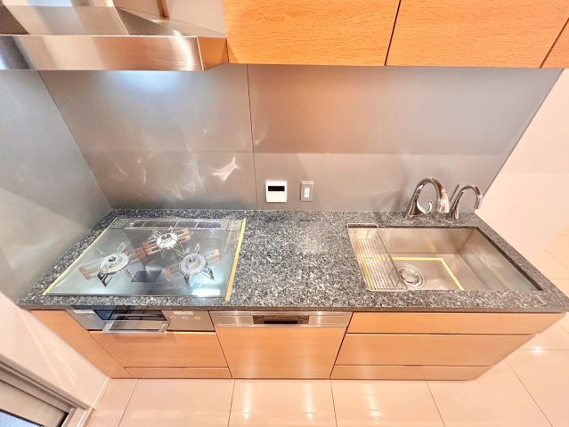 世田谷区上馬3丁目　中古戸建のキッチン|ビルトインタイプの食洗機付き！家事の時間と、手洗いに比べて使用水量も軽減します！

ご内見希望・資料請求などお気軽にお問い合わせ下さい！
03-5990-5201