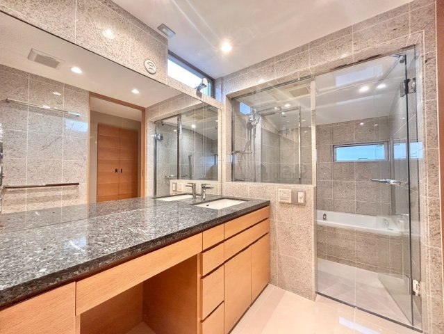 世田谷区上馬3丁目　中古戸建の独立洗面台|一日の始まりと終わりを心地よく演出してくれる、多彩な機能が備えられた洗面室。心地よいリフレッシュ空間です。

ご内見希望・資料請求などお気軽にお問い合わせ下さい！
03-5990-5201