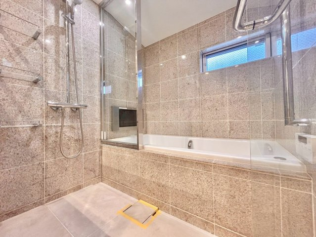 世田谷区上馬3丁目　中古戸建の浴室|日々の疲れを癒してくれる、TVを設置したお風呂です。自慢できるお風呂ですね！

ご内見希望・資料請求などお気軽にお問い合わせ下さい！
03-5990-5201