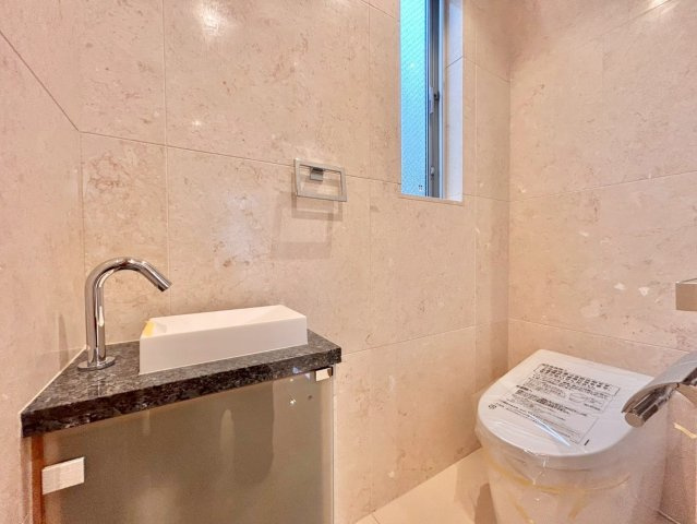 世田谷区上馬3丁目　中古戸建のトイレ|手洗い場を完備したタンクレスタイプを採用！白を基調に、飽きのこない空間は質感豊かな仕上がり。

ご内見希望・資料請求などお気軽にお問い合わせ下さい！
03-5990-5201