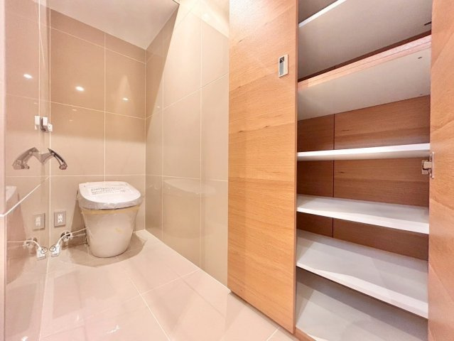 世田谷区上馬3丁目　中古戸建のトイレ|トイレは2ヶ所に設置しているため、来客時にも気兼ねなく使えます！

ご内見希望・資料請求などお気軽にお問い合わせ下さい！
03-5990-5201