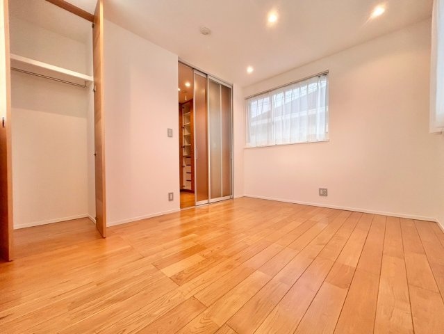 世田谷区上馬3丁目　中古戸建の洋室|全居室は3面採光のため、通風や採光性を高めてくれます。明るく開放的で快適な居住空間を実現！

ご内見希望・資料請求などお気軽にお問い合わせ下さい！
03-5990-5201