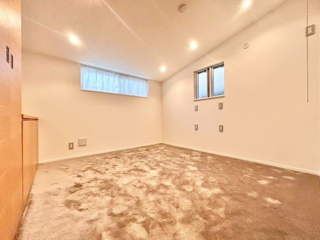 世田谷区上馬3丁目　中古戸建の洋室|自分だけのプライベート空間。明るく温もりを感じることができる居室です。

ご内見希望・資料請求などお気軽にお問い合わせ下さい！
03-5990-5201