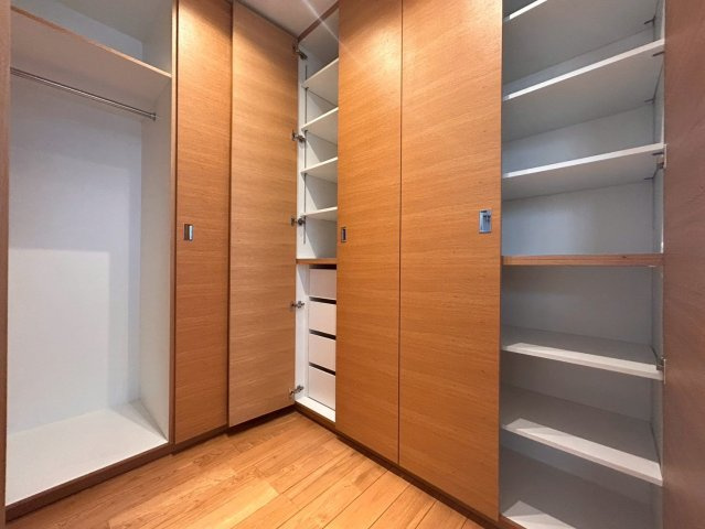 世田谷区上馬3丁目　中古戸建の収納|四季に応じて衣類などをしまう事ができる、大型収納スペースのウォークインクローゼット！

ご内見希望・資料請求などお気軽にお問い合わせ下さい！
03-5990-5201