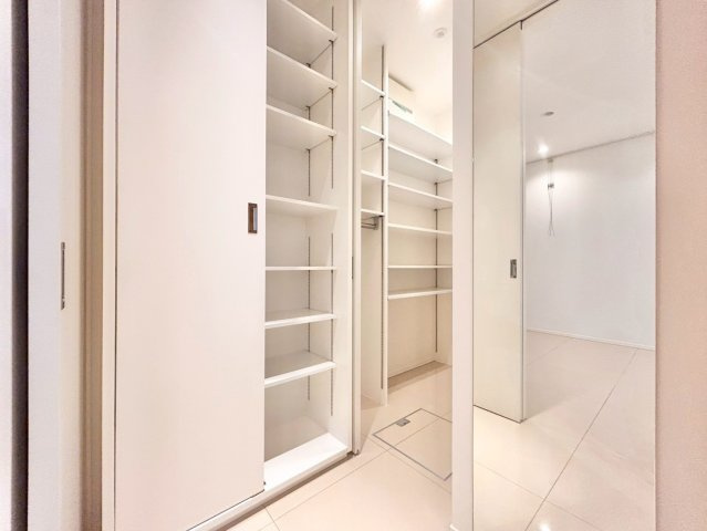 世田谷区上馬3丁目　中古戸建の収納|ベビーカーやゴルフバッグも収納できるシューズインクローゼット！広々としたエントランスを演出。

ご内見希望・資料請求などお気軽にお問い合わせ下さい！
03-5990-5201