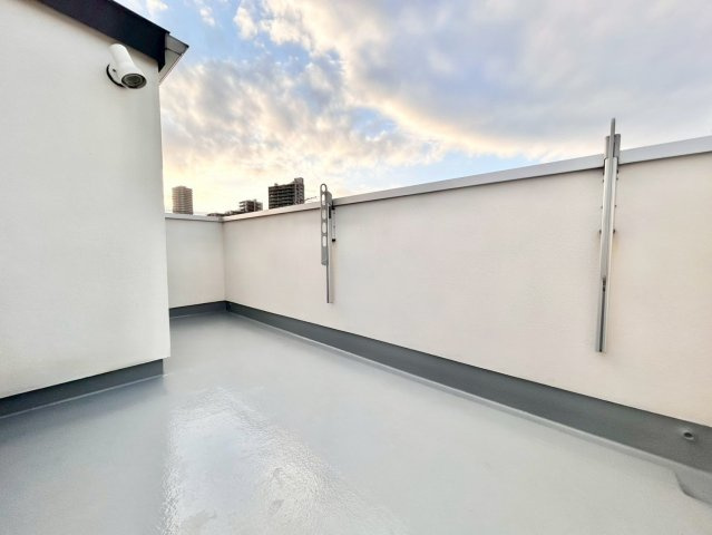 世田谷区上馬3丁目　中古戸建のバルコニー|ルーフバルコニーからの景色は、朝や夜、四季によって変わるのも魅力の一つ。

ご内見希望・資料請求などお気軽にお問い合わせ下さい！
03-5990-5201