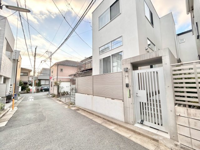 世田谷区上馬3丁目　中古戸建の前面道路含む現地写真|現地は、第一種低層住居専用地域ならではの静かで落ち着いた住環境！

ご内見希望・資料請求などお気軽にお問い合わせ下さい！
03-5990-5201
